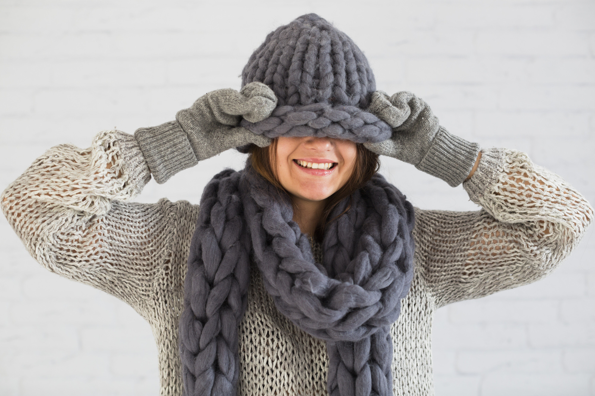 smiling-lady-mittens-scarf-hat-eyes